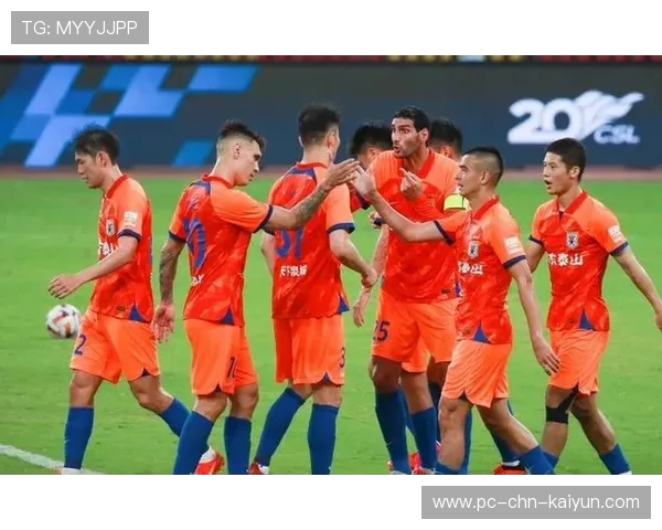 柔佛新山与上海申花展开激烈对决，最终3-1制胜，幼儿园放鞭炮